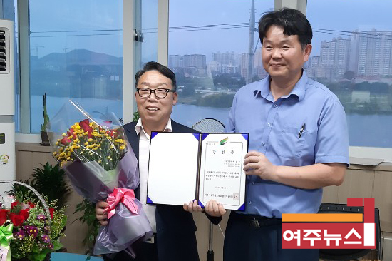 백광현 당선자가 곽현석 선거관리원장에게 당선증을 받고 기념 촬영을 하고 있다.