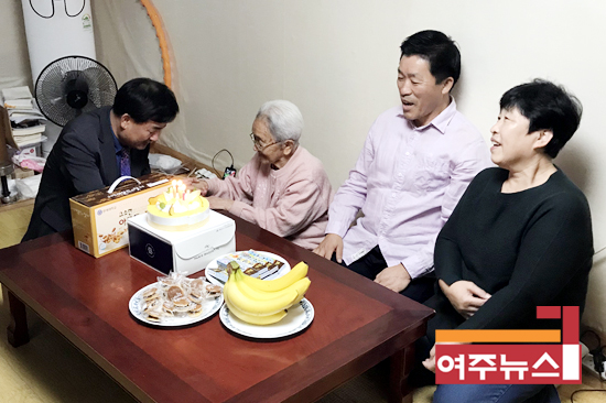 권병열 면장이 올해로 100세를 맞이한 김종숙 어르신에게 건강을 기원하며 상수(上壽)를 축하하고 있다.